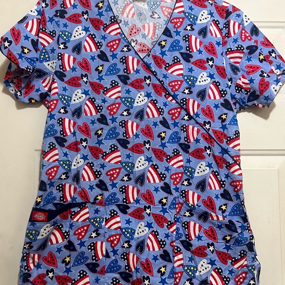 $5 ⭐️Dickies Americana July 4th Scrub Top Small